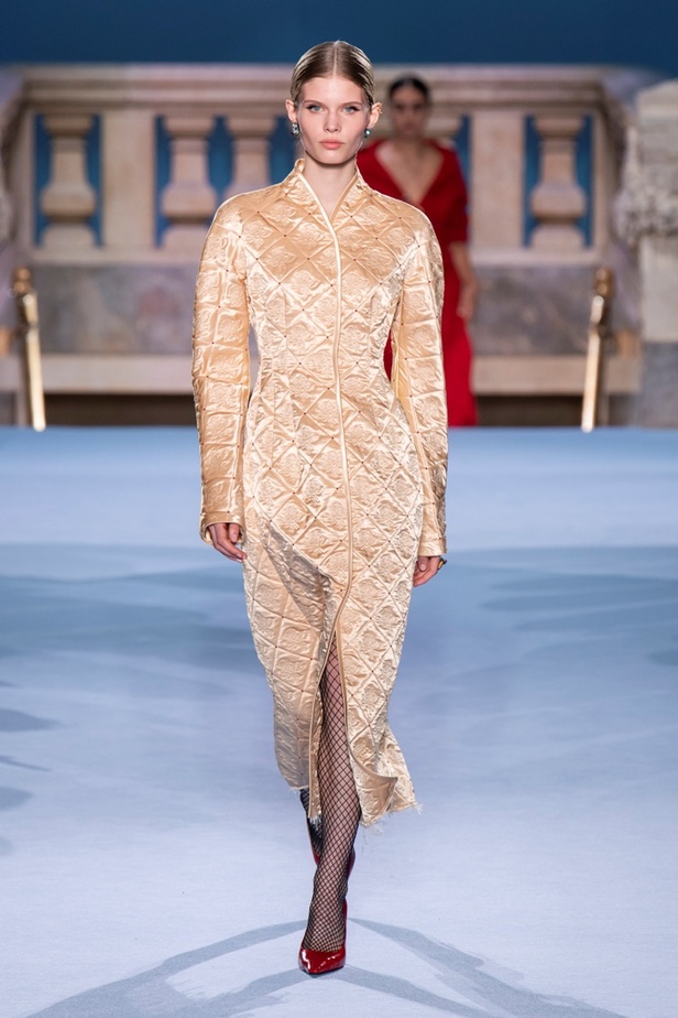 الطبقات البسيطة والمتناسقة ومزيج الألوان عنوان مجموعة TORY BURCH