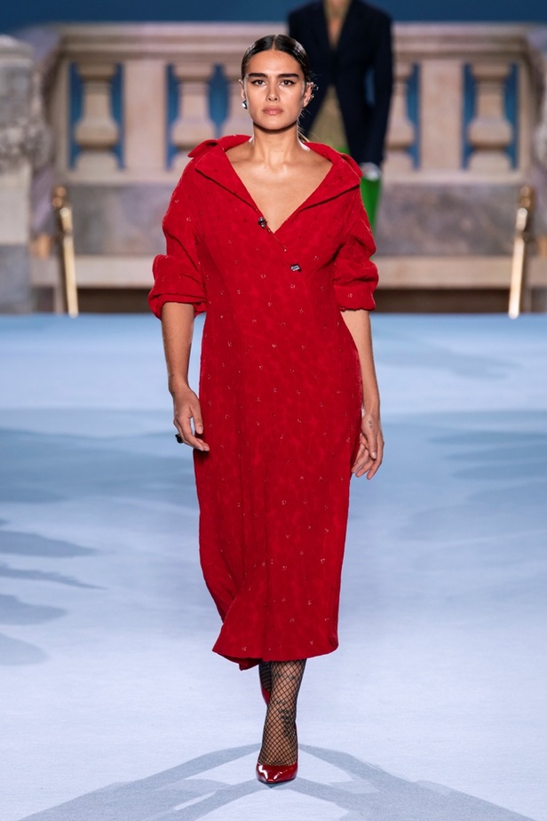 الطبقات البسيطة والمتناسقة ومزيج الألوان عنوان مجموعة TORY BURCH