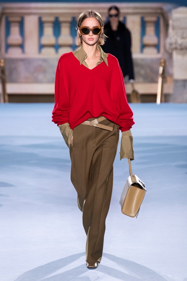 الطبقات البسيطة والمتناسقة ومزيج الألوان عنوان مجموعة TORY BURCH