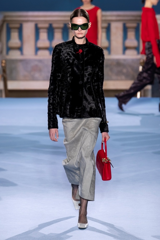 الطبقات البسيطة والمتناسقة ومزيج الألوان عنوان مجموعة TORY BURCH