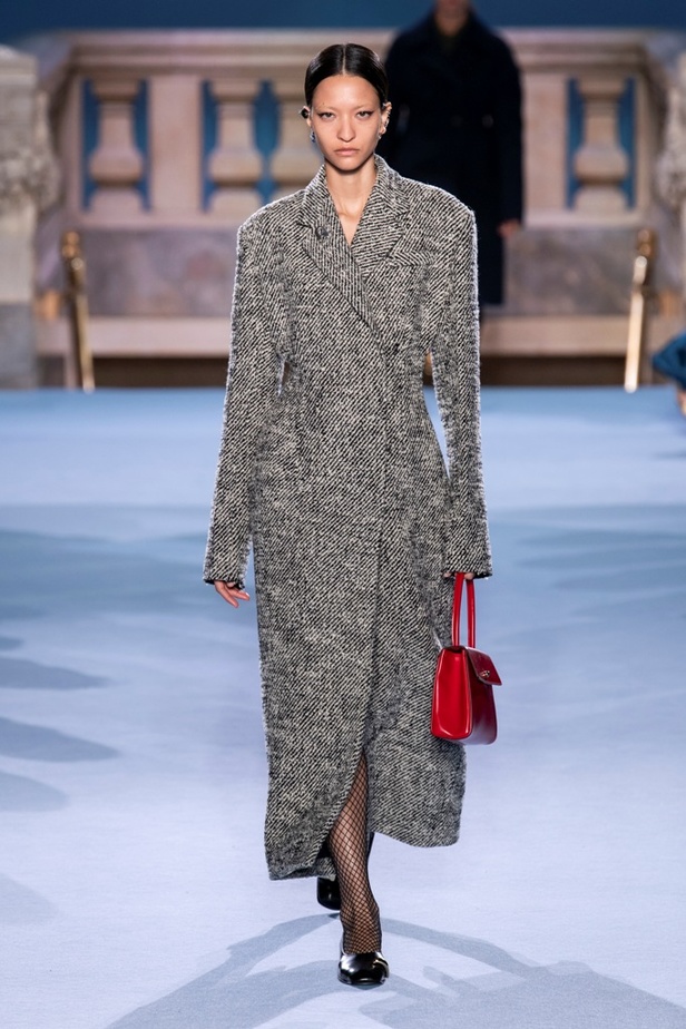 الطبقات البسيطة والمتناسقة ومزيج الألوان عنوان مجموعة TORY BURCH