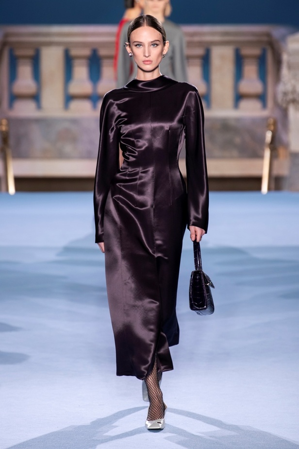 الطبقات البسيطة والمتناسقة ومزيج الألوان عنوان مجموعة TORY BURCH