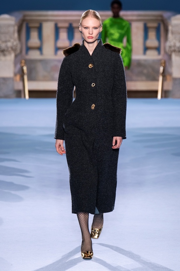 الطبقات البسيطة والمتناسقة ومزيج الألوان عنوان مجموعة TORY BURCH