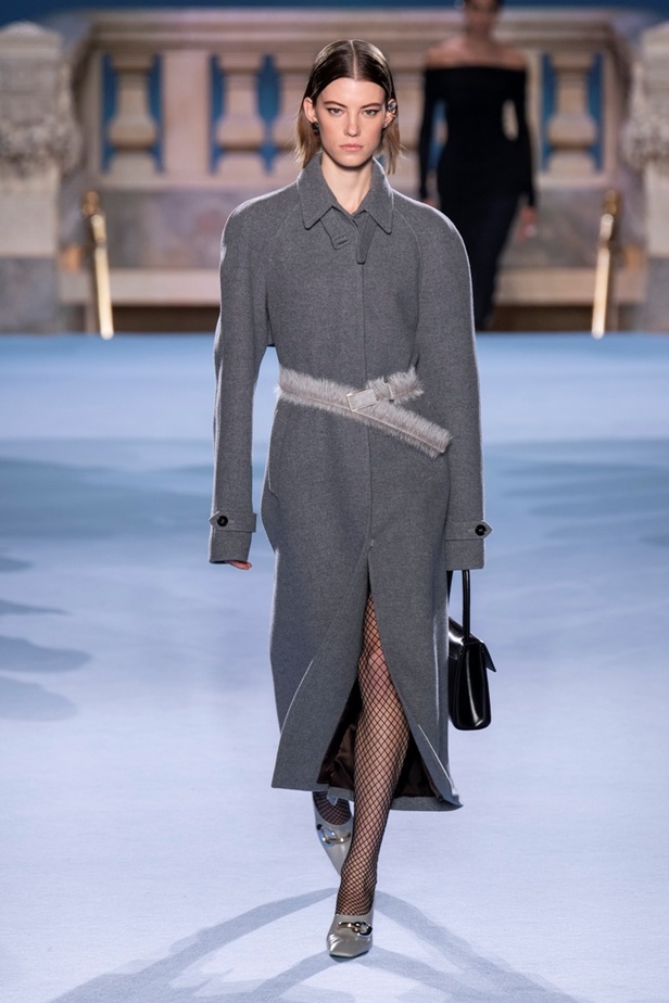 الطبقات البسيطة والمتناسقة ومزيج الألوان عنوان مجموعة TORY BURCH