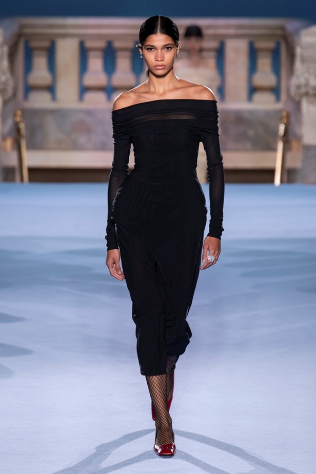 الطبقات البسيطة والمتناسقة ومزيج الألوان عنوان مجموعة TORY BURCH