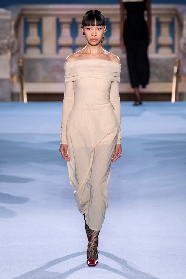 الطبقات البسيطة والمتناسقة ومزيج الألوان عنوان مجموعة TORY BURCH