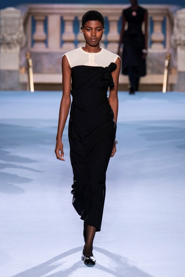 الطبقات البسيطة والمتناسقة ومزيج الألوان عنوان مجموعة TORY BURCH