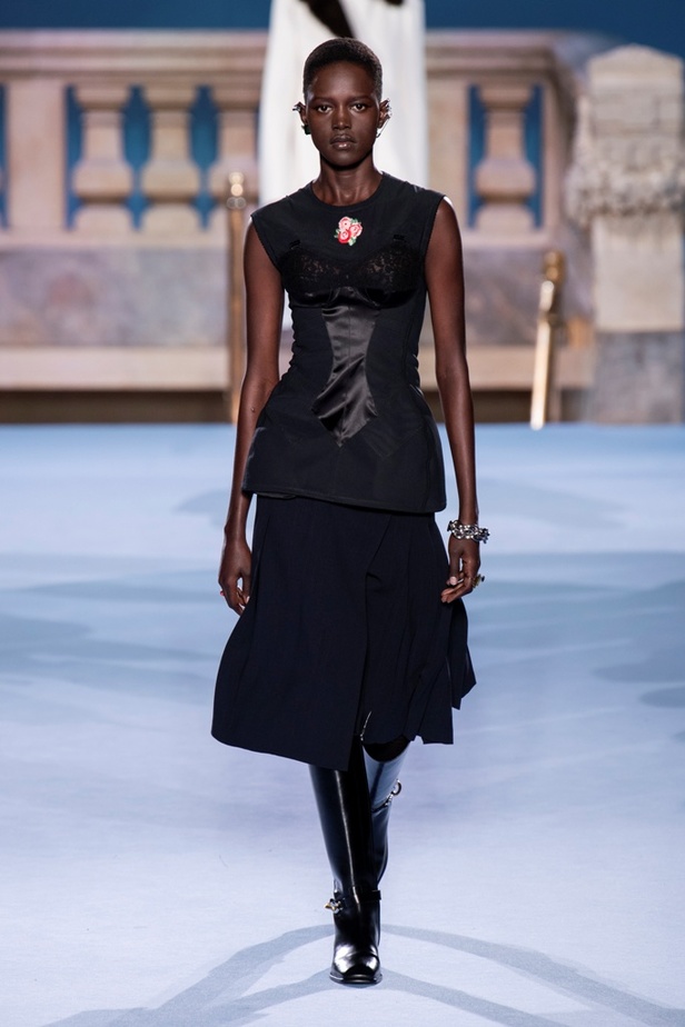 الطبقات البسيطة والمتناسقة ومزيج الألوان عنوان مجموعة TORY BURCH