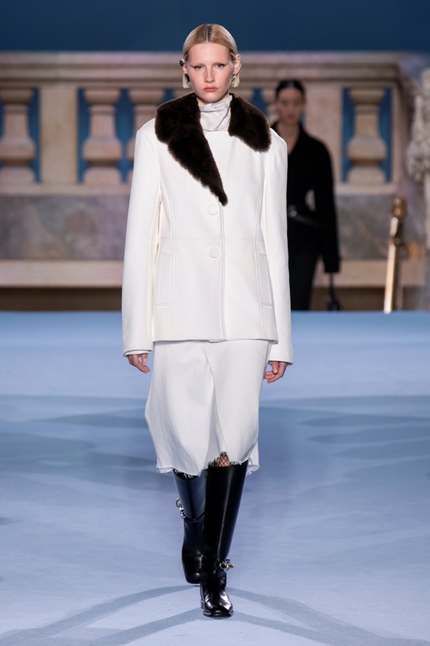 الطبقات البسيطة والمتناسقة ومزيج الألوان عنوان مجموعة TORY BURCH