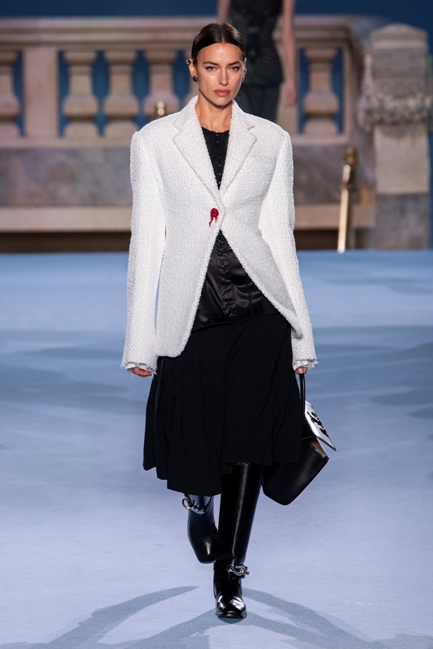 الطبقات البسيطة والمتناسقة ومزيج الألوان عنوان مجموعة TORY BURCH