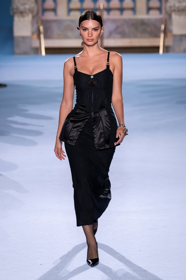 الطبقات البسيطة والمتناسقة ومزيج الألوان عنوان مجموعة TORY BURCH