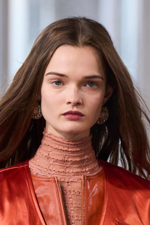 اطلالات جمالية من مجموعة Ulla Johnson لخريف وشتاء 2023-2024