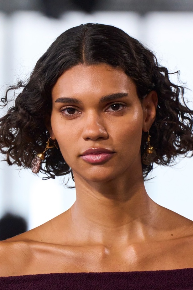 اطلالات جمالية من مجموعة Ulla Johnson لخريف وشتاء 2023-2024