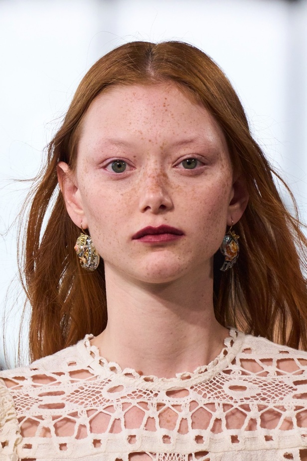 اطلالات جمالية من مجموعة Ulla Johnson لخريف وشتاء 2023-2024