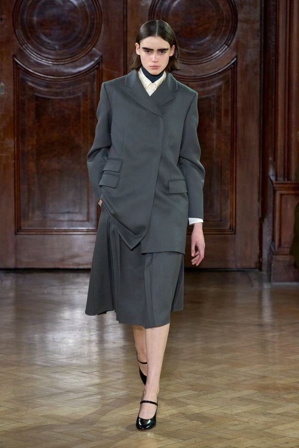 Emilia Wickstead تعود بعرض أزياء مبهر لخريف وشتاء 2023-2024