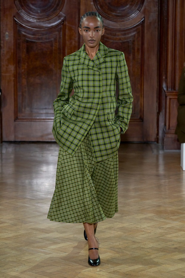 Emilia Wickstead تعود بعرض أزياء مبهر لخريف وشتاء 2023-2024