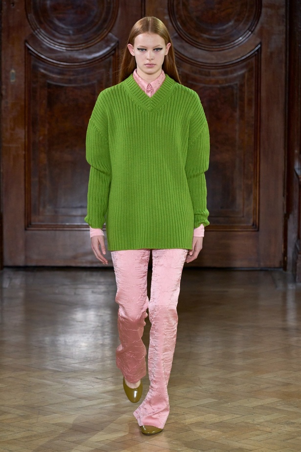 Emilia Wickstead تعود بعرض أزياء مبهر لخريف وشتاء 2023-2024