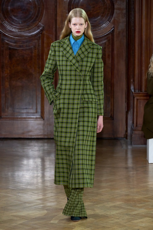 Emilia Wickstead تعود بعرض أزياء مبهر لخريف وشتاء 2023-2024