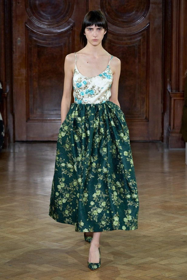 Emilia Wickstead تعود بعرض أزياء مبهر لخريف وشتاء 2023-2024