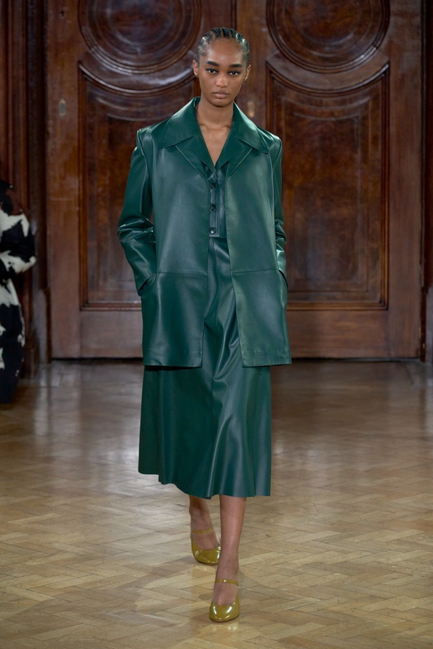 Emilia Wickstead تعود بعرض أزياء مبهر لخريف وشتاء 2023-2024