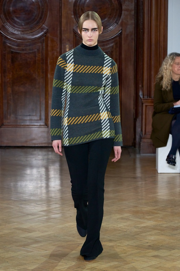 Emilia Wickstead تعود بعرض أزياء مبهر لخريف وشتاء 2023-2024