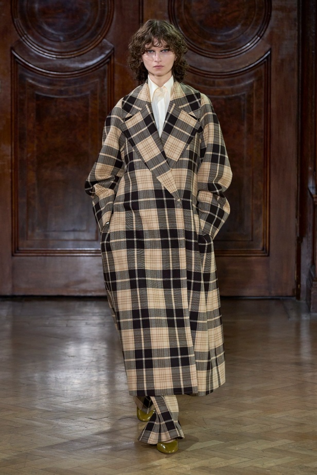 Emilia Wickstead تعود بعرض أزياء مبهر لخريف وشتاء 2023-2024