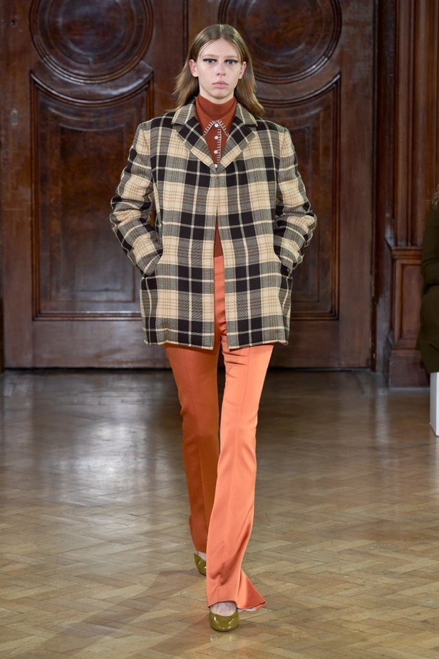 Emilia Wickstead تعود بعرض أزياء مبهر لخريف وشتاء 2023-2024