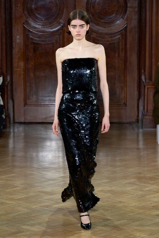 Emilia Wickstead تعود بعرض أزياء مبهر لخريف وشتاء 2023-2024