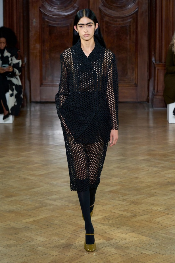 Emilia Wickstead تعود بعرض أزياء مبهر لخريف وشتاء 2023-2024