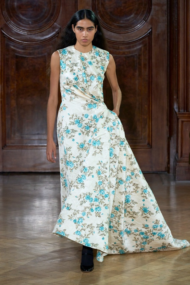 Emilia Wickstead تعود بعرض أزياء مبهر لخريف وشتاء 2023-2024