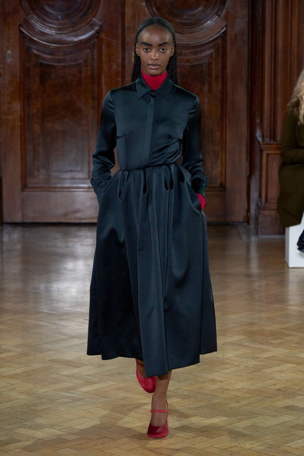 Emilia Wickstead تعود بعرض أزياء مبهر لخريف وشتاء 2023-2024