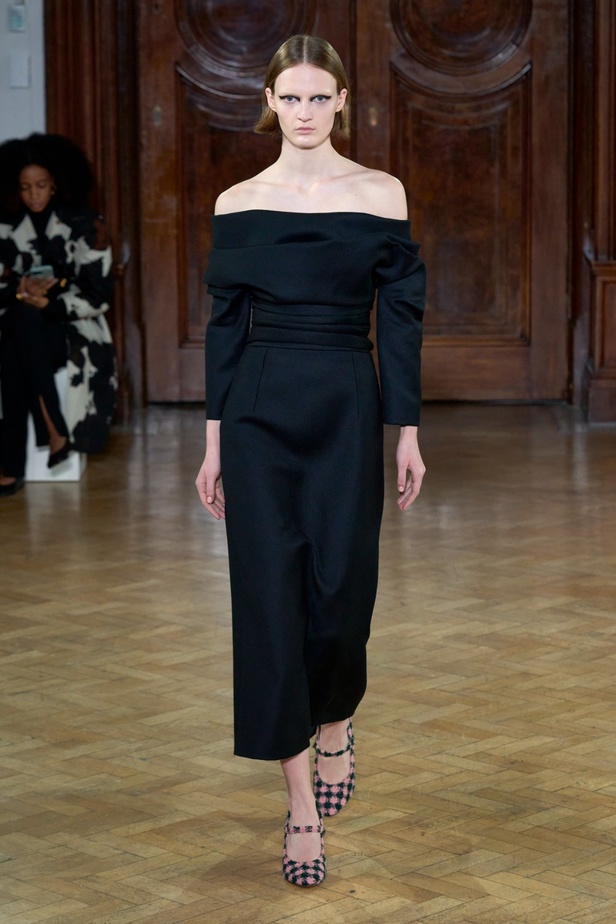 Emilia Wickstead تعود بعرض أزياء مبهر لخريف وشتاء 2023-2024