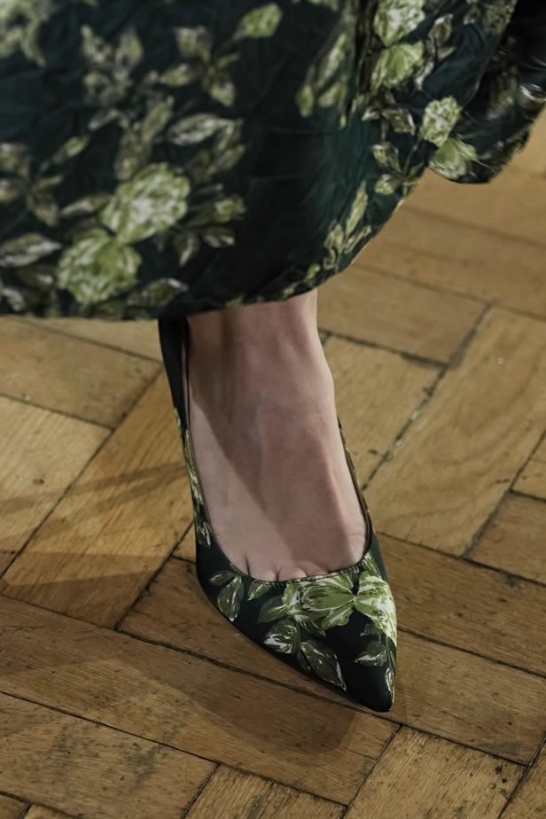 Emilia Wickstead تعود بعرض أزياء مبهر في مجموعة خريف وشتاء 2023-2024