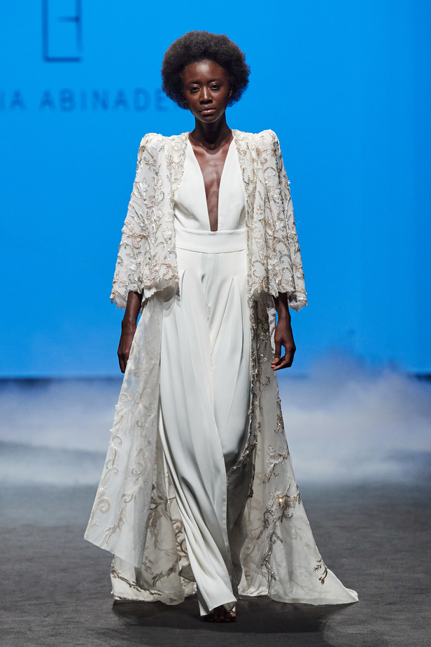 المصممة لميا أبي نادر للمرة الأولى في أسبوع دبي للموضة