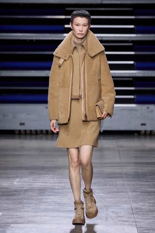 مجموعة Akris لخريف وشتاء 2023-2024 تعود بنا إلى السبعينيات