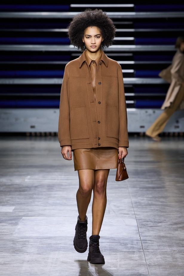 مجموعة Akris لخريف وشتاء 2023-2024 تعود بنا إلى السبعينيات