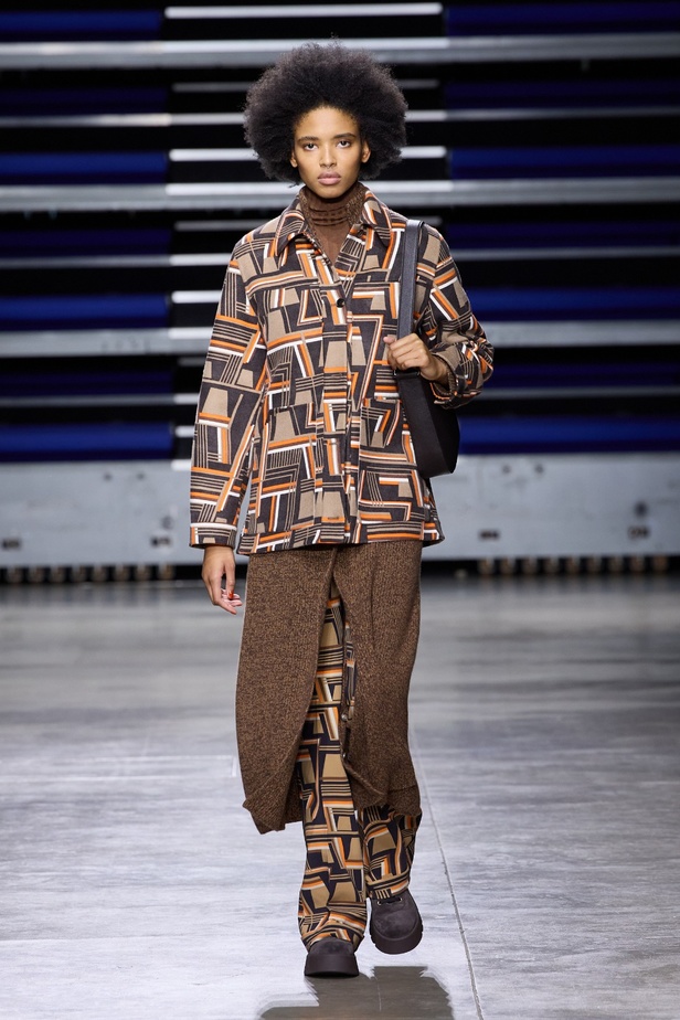 مجموعة Akris لخريف وشتاء 2023-2024 تعود بنا إلى السبعينيات