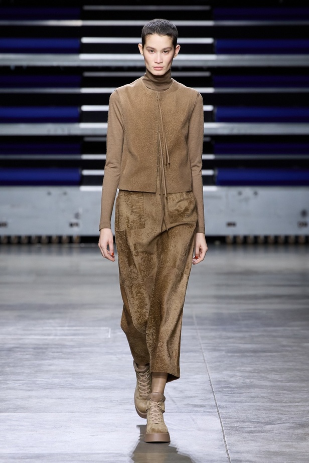 مجموعة Akris لخريف وشتاء 2023-2024 تعود بنا إلى السبعينيات