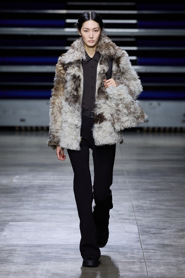 مجموعة Akris لخريف وشتاء 2023-2024 تعود بنا إلى السبعينيات