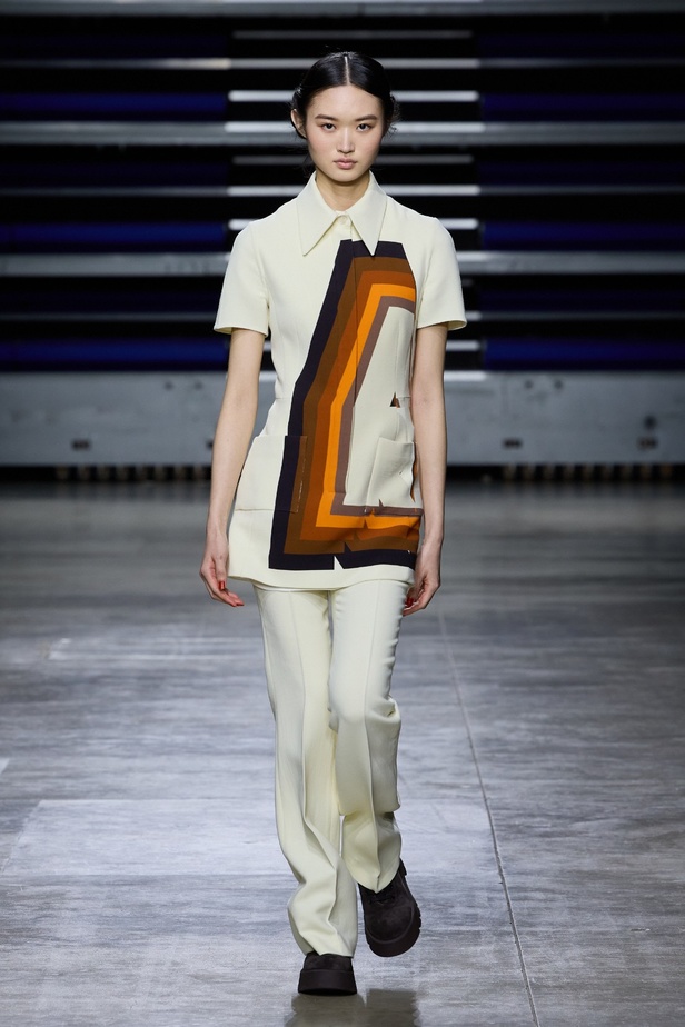 مجموعة Akris لخريف وشتاء 2023-2024 تعود بنا إلى السبعينيات