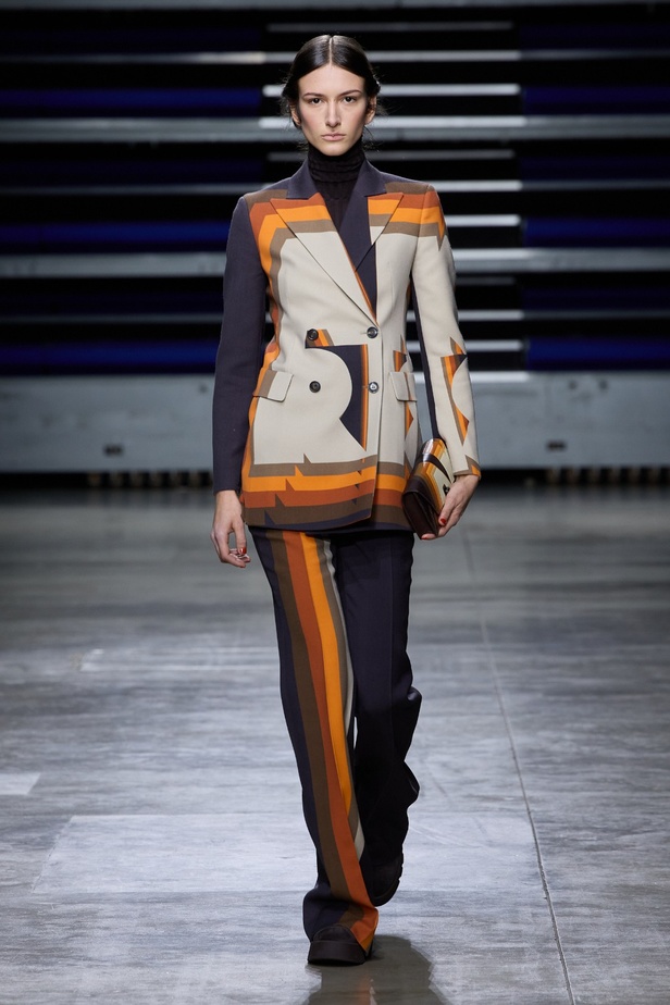 مجموعة Akris لخريف وشتاء 2023-2024 تعود بنا إلى السبعينيات