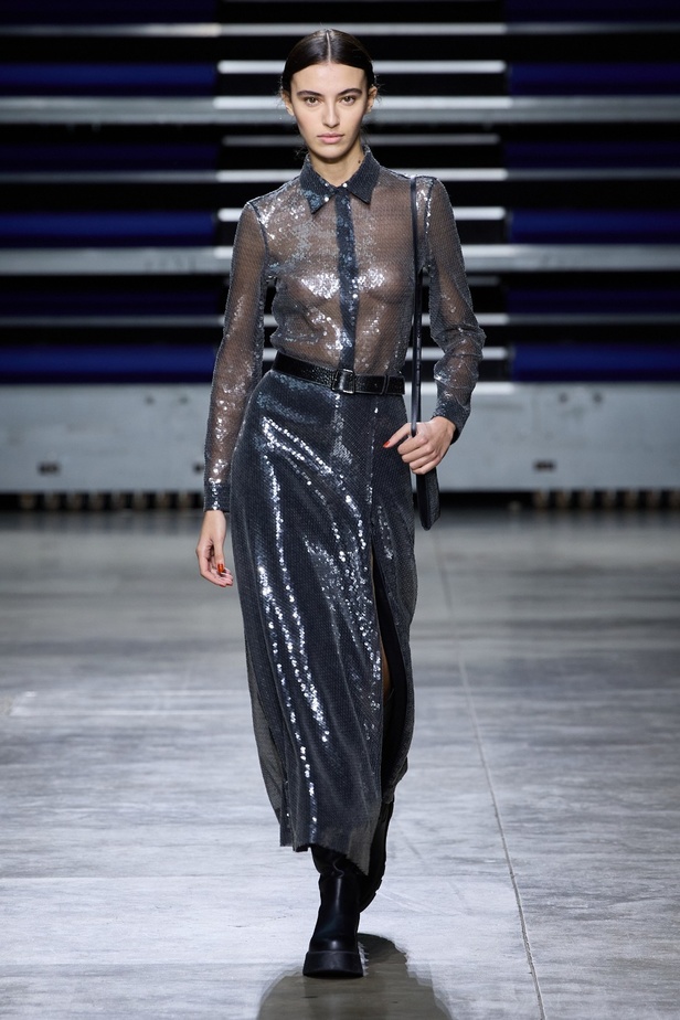 مجموعة Akris لخريف وشتاء 2023-2024 تعود بنا إلى السبعينيات