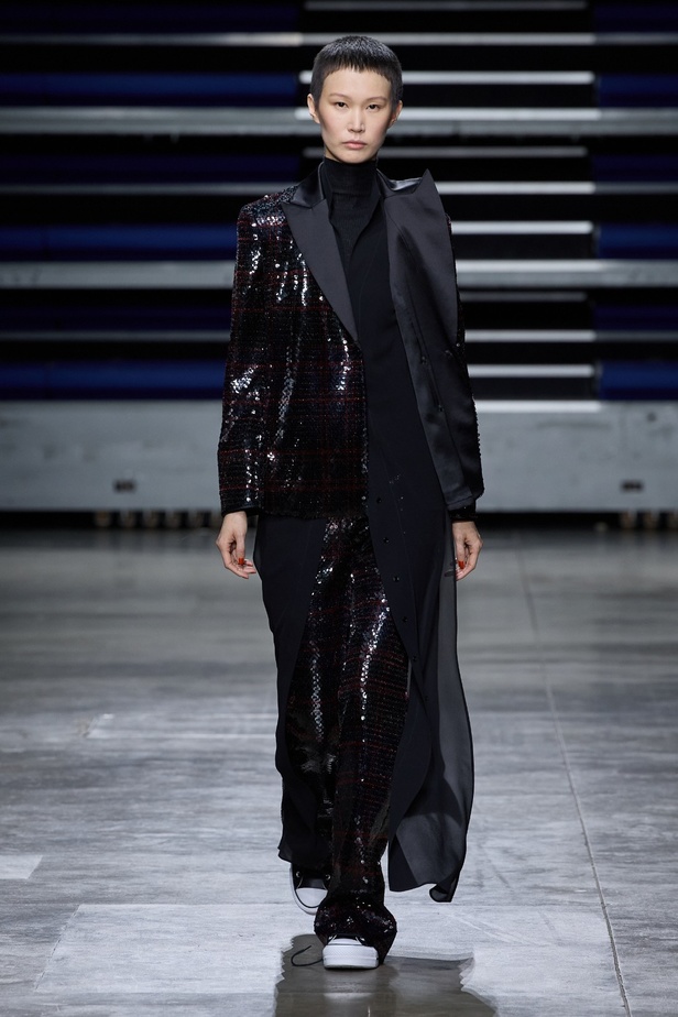 مجموعة Akris لخريف وشتاء 2023-2024 تعود بنا إلى السبعينيات