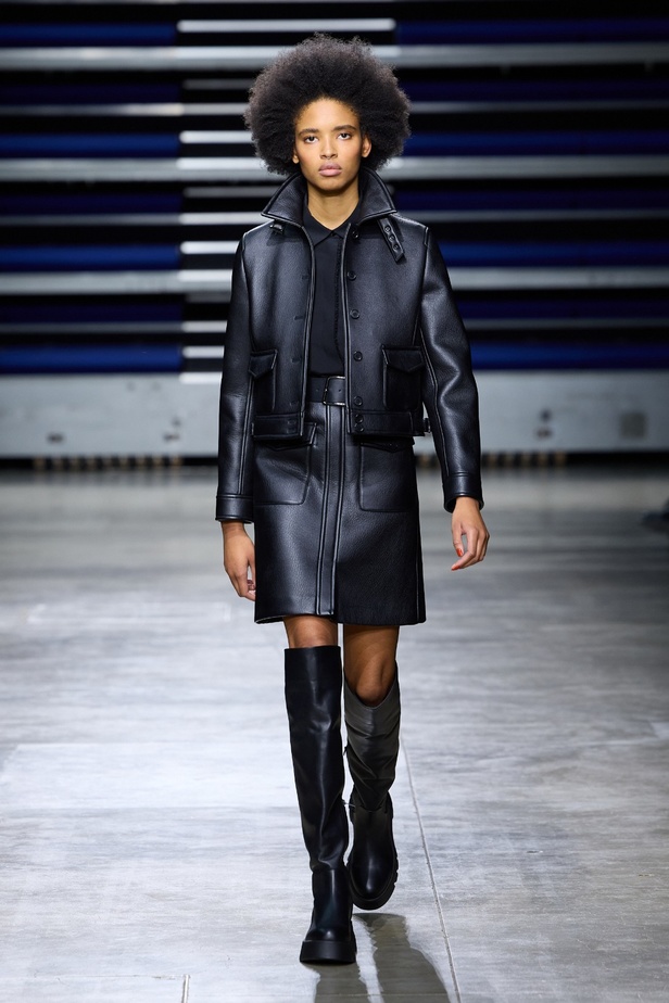 مجموعة Akris لخريف وشتاء 2023-2024 تعود بنا إلى السبعينيات