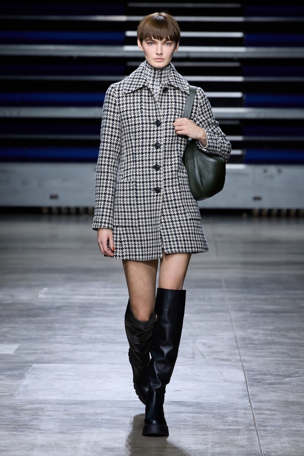 مجموعة Akris لخريف وشتاء 2023-2024 تعود بنا إلى السبعينيات