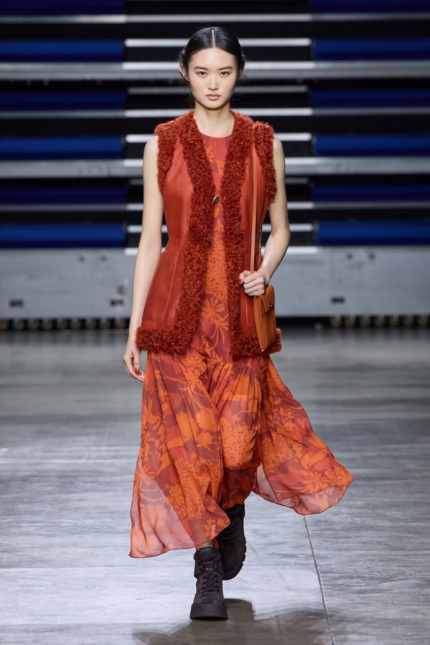 مجموعة Akris لخريف وشتاء 2023-2024 تعود بنا إلى السبعينيات