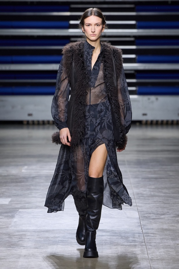 مجموعة Akris لخريف وشتاء 2023-2024 تعود بنا إلى السبعينيات