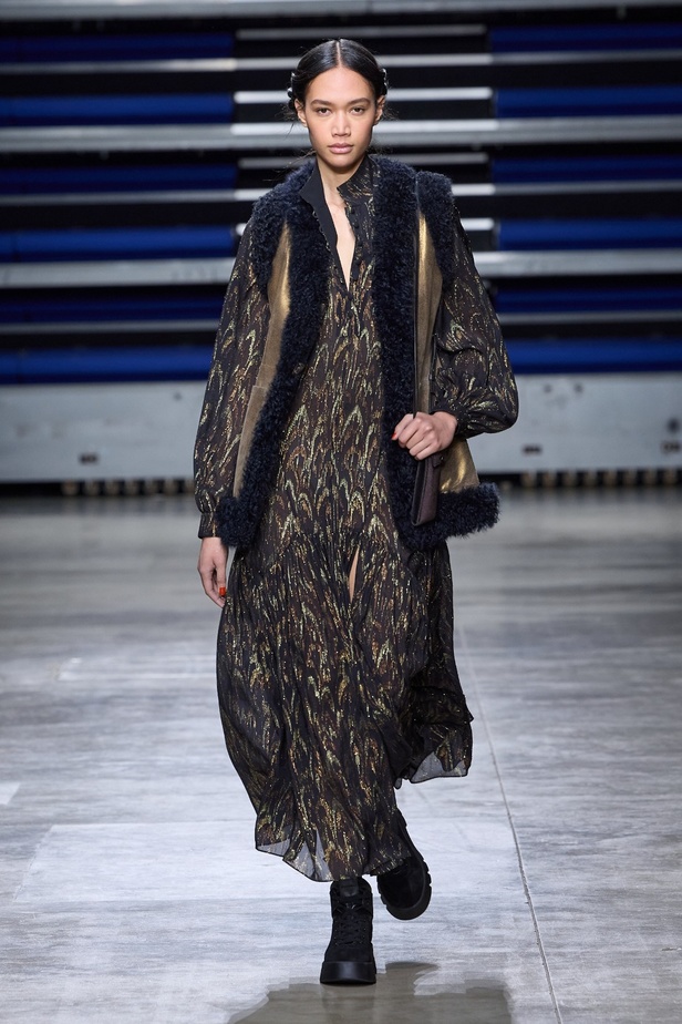 مجموعة Akris لخريف وشتاء 2023-2024 تعود بنا إلى السبعينيات