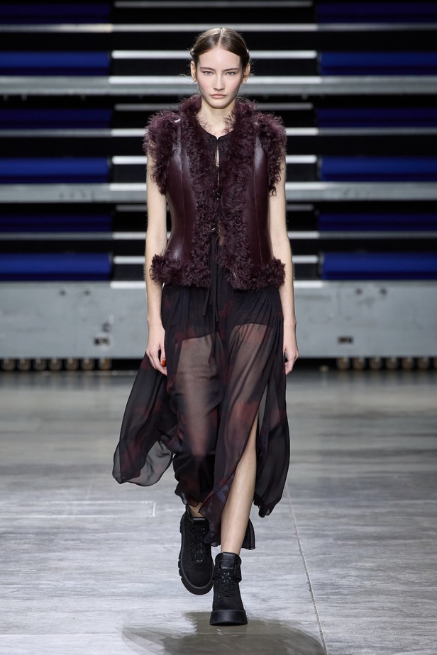 مجموعة Akris لخريف وشتاء 2023-2024 تعود بنا إلى السبعينيات