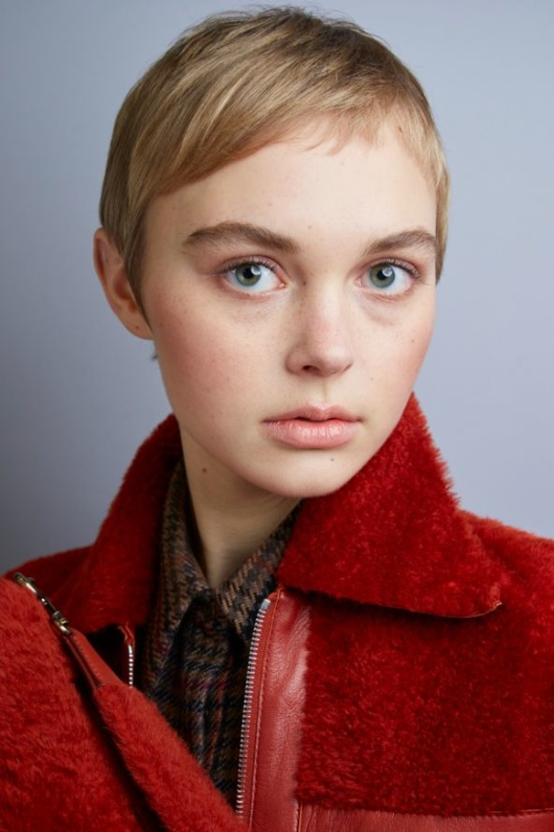 مجموعة Akris لخريف وشتاء 2023-2024 تعود بنا إلى السبعينيات